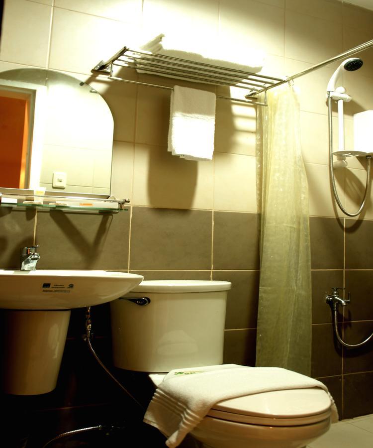 Urbantel Hotel Lucena Bagian luar foto