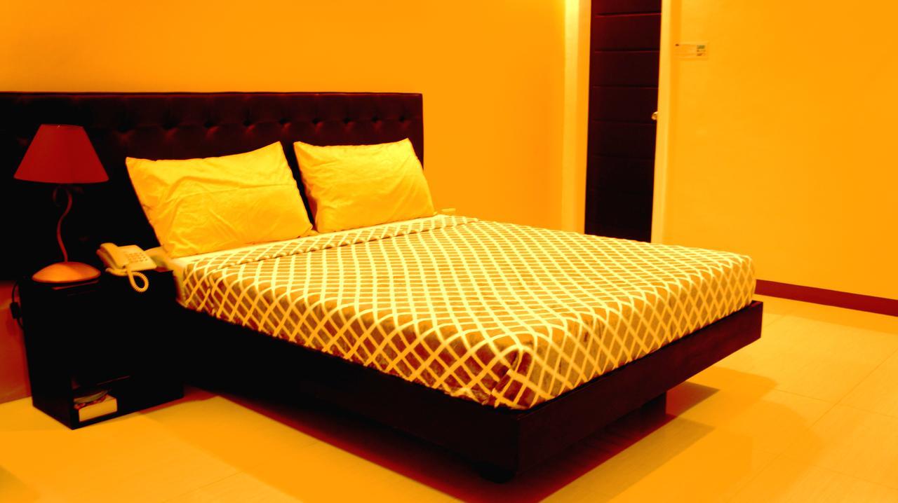 Urbantel Hotel Lucena Bagian luar foto